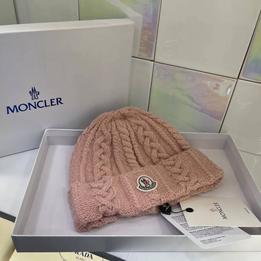 MONCLER Mouth Covered Twist Pattern Knitted Hat, Sweet and Temperamental Style, Every Color Looks Good, Super Versatile