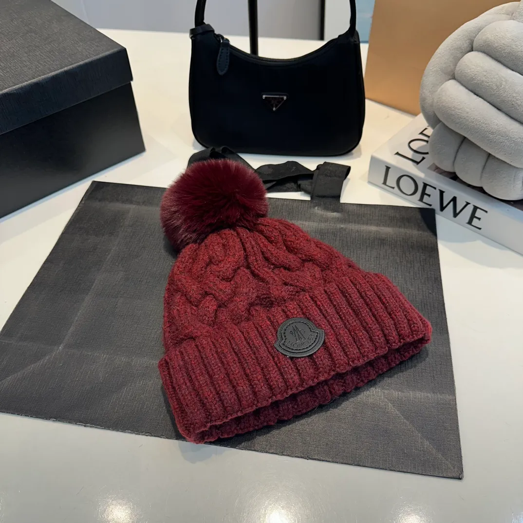 P70 Moncler 💥 Official website classic knitted hat, replica of the original. Very soft and skin-friendly, very elastic 💓 Textured and very versatile style ~ Warm cashmere woolen hat, one size fits all and elastic ~ Unisex, can be worn by any head size. Super quality, highly recommended