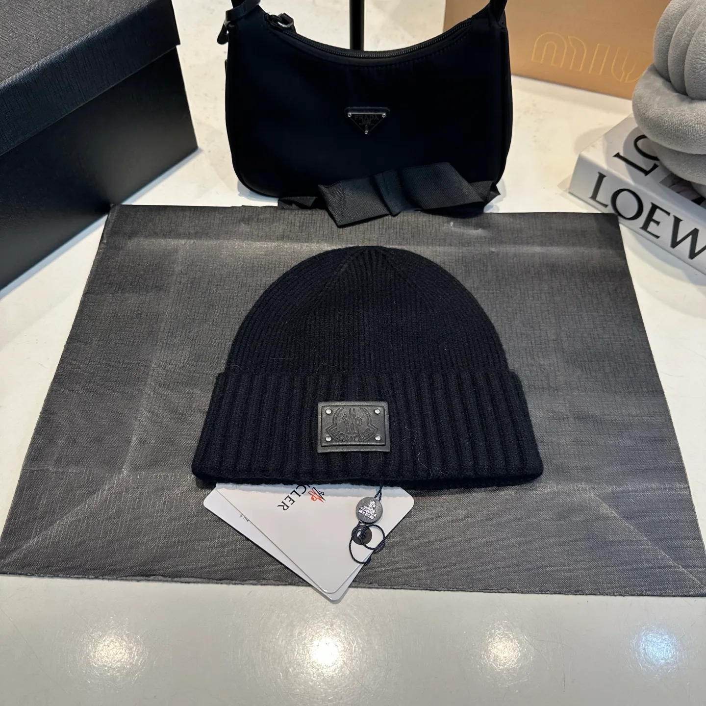 P50 Moncler warm woolen hat, sweet and cool style! Reduce your age and make your face look smaller. I’d like to share it with everyone. Every color matches well and the breasts are milky.