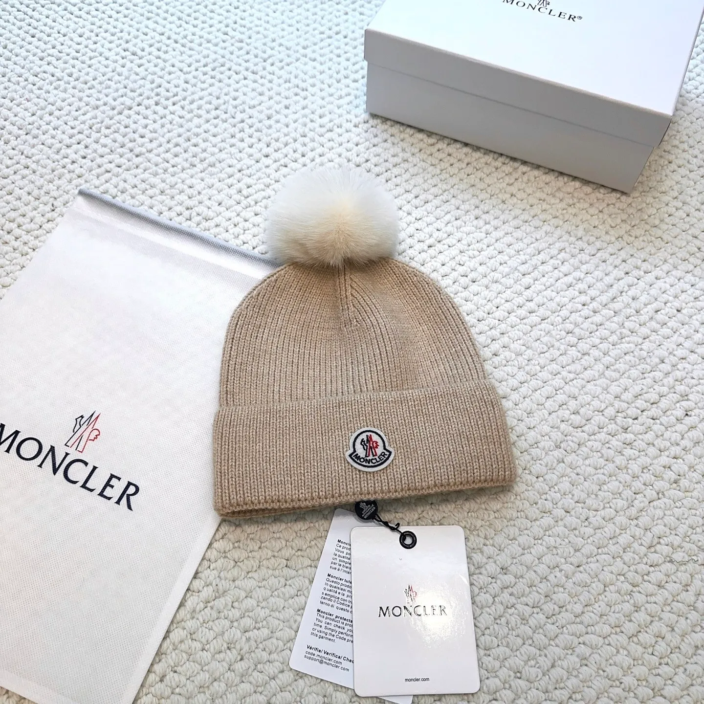 P100 with dust bag, high version Moncler Moncler 💥Official website classic knitted hat, replica of the original. Very soft and skin-friendly, very elastic 💓 Textured and very versatile style ~ Warm cashmere woolen hat, one size fits all and elastic ~ Unisex, can be worn by any head size. Super quality, highly recommended