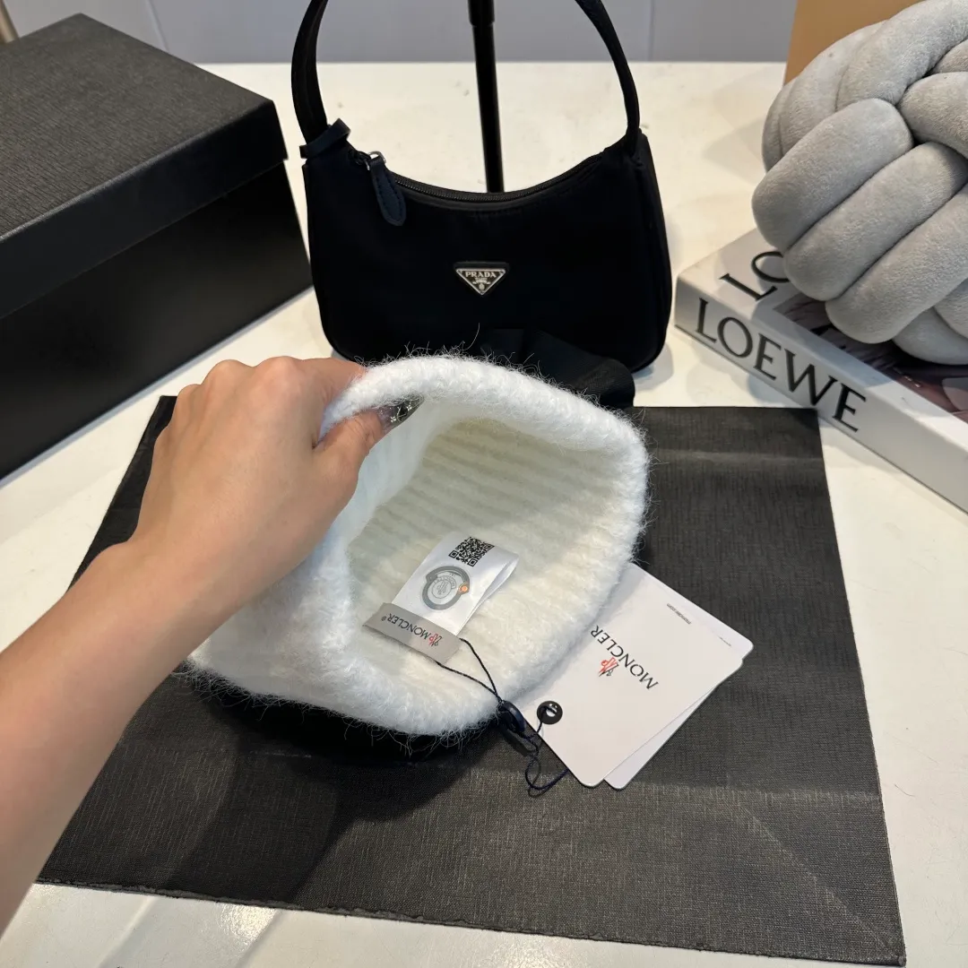 P56 MONCLER 🎩 wool knitted beanie, good quality, high-end, super soft! Super hot💖The texture is great and it’s great to match when out on the street! Fashion trends! A must-have item for winter, the same style for men and women, get it now!