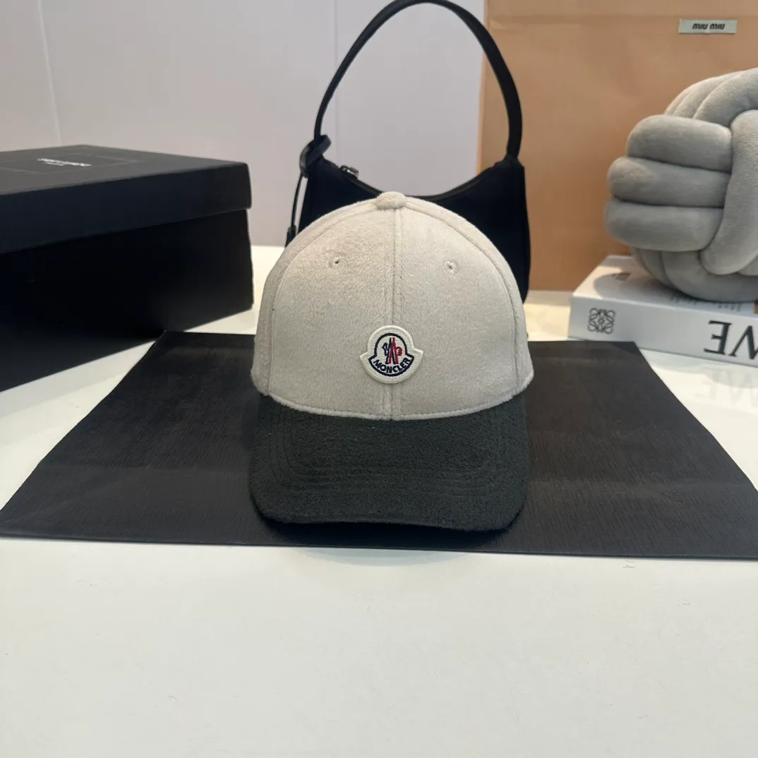 P60 moncler baseball cap, a must-have for no-makeup makeup. It looks cool when paired with sweaters and T-shirts! The days when I don’t wash my hair all depend on this hat~