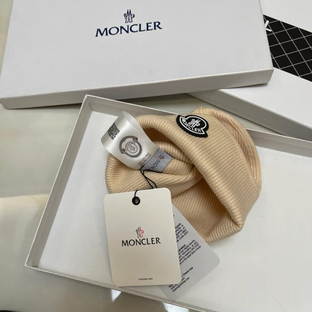 Moncler's new fine-line knitted beanie is made of soft and comfortable fabric and is thin, suitable for spring and autumn.