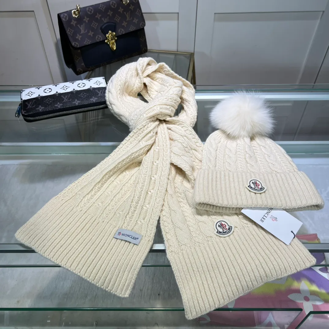 P170 MONCLER classic suit hat! Hat ➕Scarf! Cashmere and Rabbit Velvet Quality! It's warm and super comfortable~A great tool for young ladies to reduce their age in winter~This winter, all you need is a set of hats~It's warm and fashionable! Unisex model! Can be made as a couple model! Complete range of anti-counterfeiting labels and elevators! Many styles, welcome to choose!!