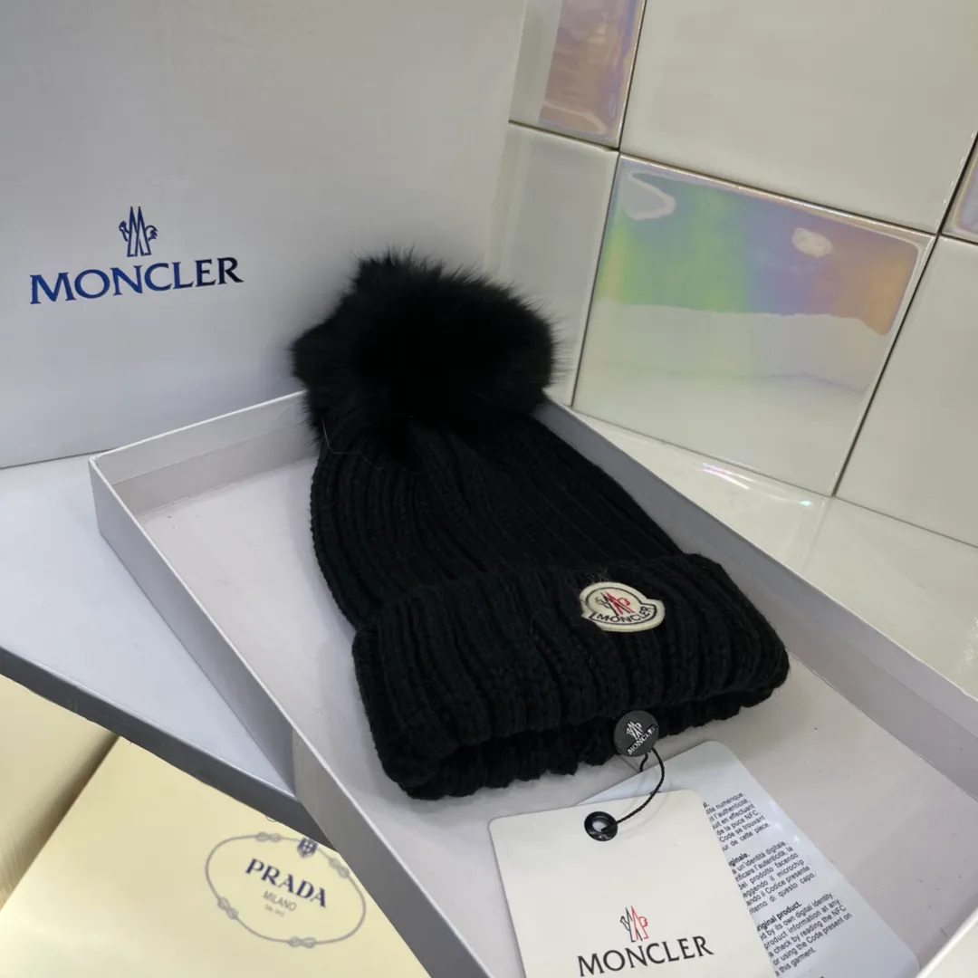 MONCLER muffled woolen hat paired with fox fur balls of the same color. Cute yet sweet. Fashionable and versatile item. Macaron color, every color looks good❤️
