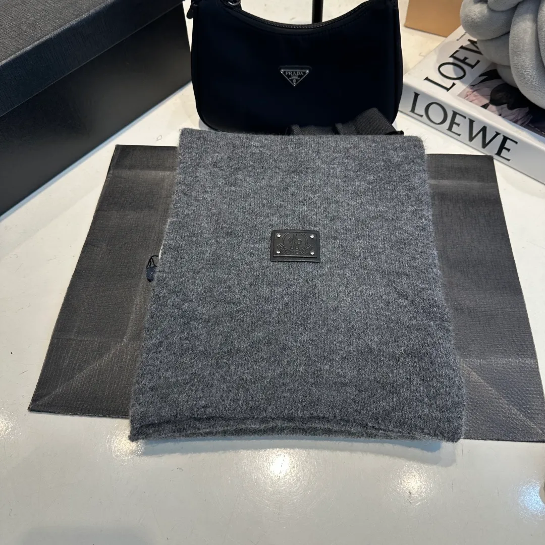P140 Moncler muzzle suit 2025 autumn and winter style cuffed wool knitted beanie High quality customization! This must be my favorite of minimalism. It is clean, neat, fashionable and versatile, and will definitely not be picky about your face shape! A fashionable classic that lasts forever! Both men and women are welcome!
