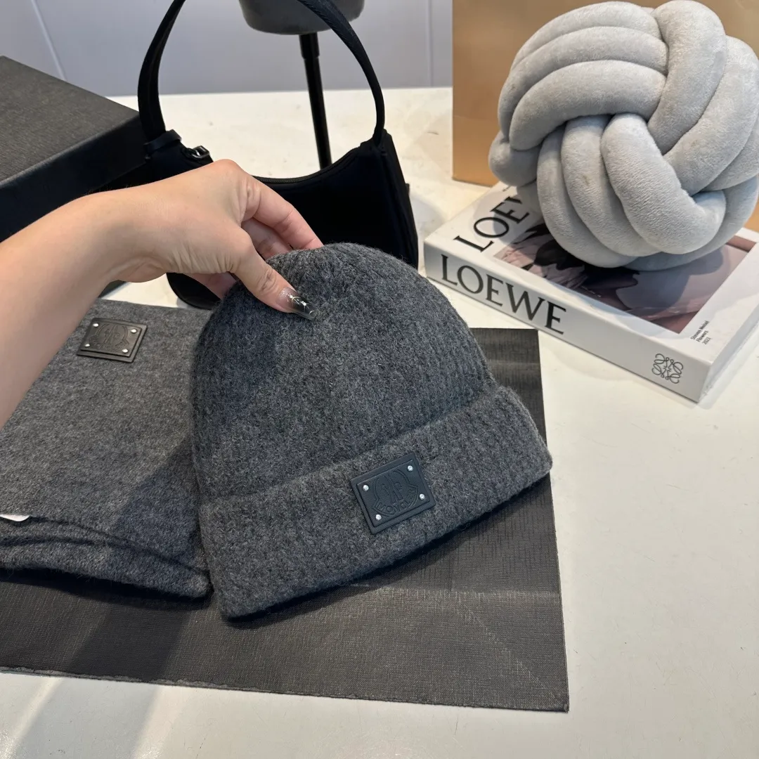 P140 Moncler muzzle suit 2025 autumn and winter style cuffed wool knitted beanie High quality customization! This must be my favorite of minimalism. It is clean, neat, fashionable and versatile, and will definitely not be picky about your face shape! A fashionable classic that lasts forever! Both men and women are welcome!