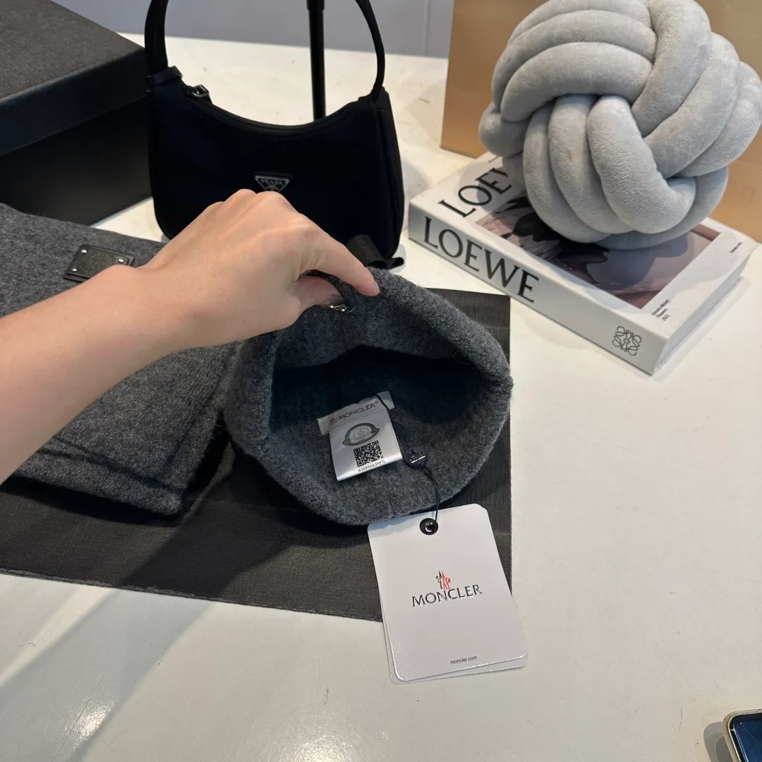 P140 Moncler muzzle suit 2025 autumn and winter style cuffed wool knitted beanie High quality customization! This must be my favorite of minimalism. It is clean, neat, fashionable and versatile, and will definitely not be picky about your face shape! A fashionable classic that lasts forever! Both men and women are welcome!