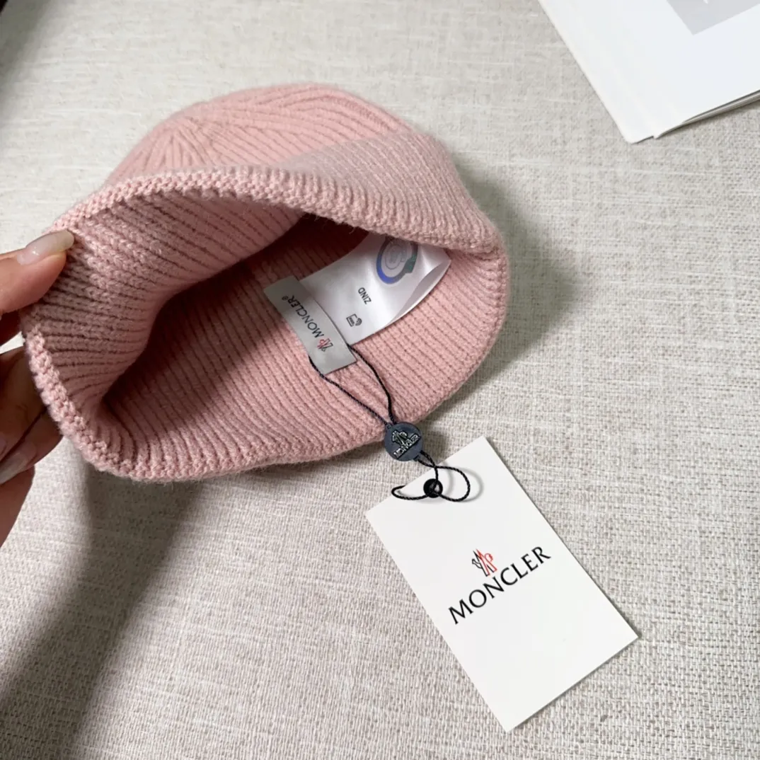 💰40 Moncler Moncler 💥Official website classic knitted hat, replica of the original. Very soft and skin-friendly, very elastic 💓 Textured and very versatile style ~ Warm cashmere woolen hat, one size fits all and elastic ~ Unisex, can be worn by any head size. Super quality, highly recommended