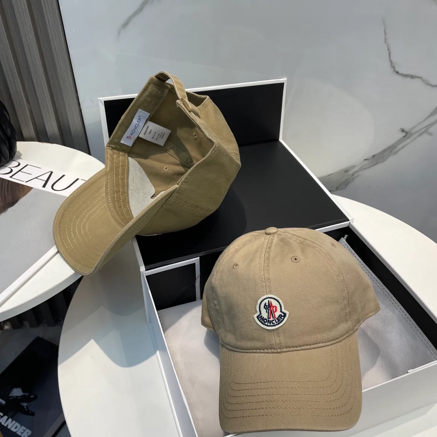 P50 MONCLER new baseball cap, a fashionable street item with a very good style, a favorite among Internet celebrities and fashion bloggers! High quality, comfortable and breathable, concave shape looks good