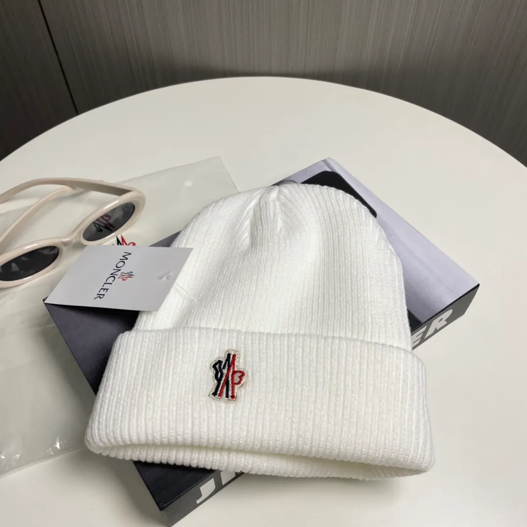 P50💰 Comes with dust bag Moncler💥 Official website classic knitted hat, original replica. Very soft and skin-friendly, very elastic 💓 Textured and very versatile style ~ Warm cashmere woolen hat, one size fits all and elastic ~ Unisex, can be worn by any head size. Super quality, highly recommended