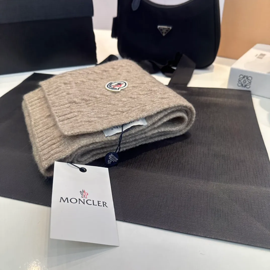 P90 MONCLER, classic cashmere and rabbit fleece quality! It's warm and super comfortable~A magical tool for young ladies to reduce their age in winter~This is the only thing you need this winter that's both warm and fashionable! Unisex model! Can be made as a couple model