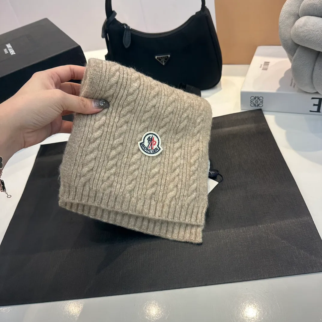 P90 MONCLER, classic cashmere and rabbit fleece quality! It's warm and super comfortable~A magical tool for young ladies to reduce their age in winter~This is the only thing you need this winter that's both warm and fashionable! Unisex model! Can be made as a couple model