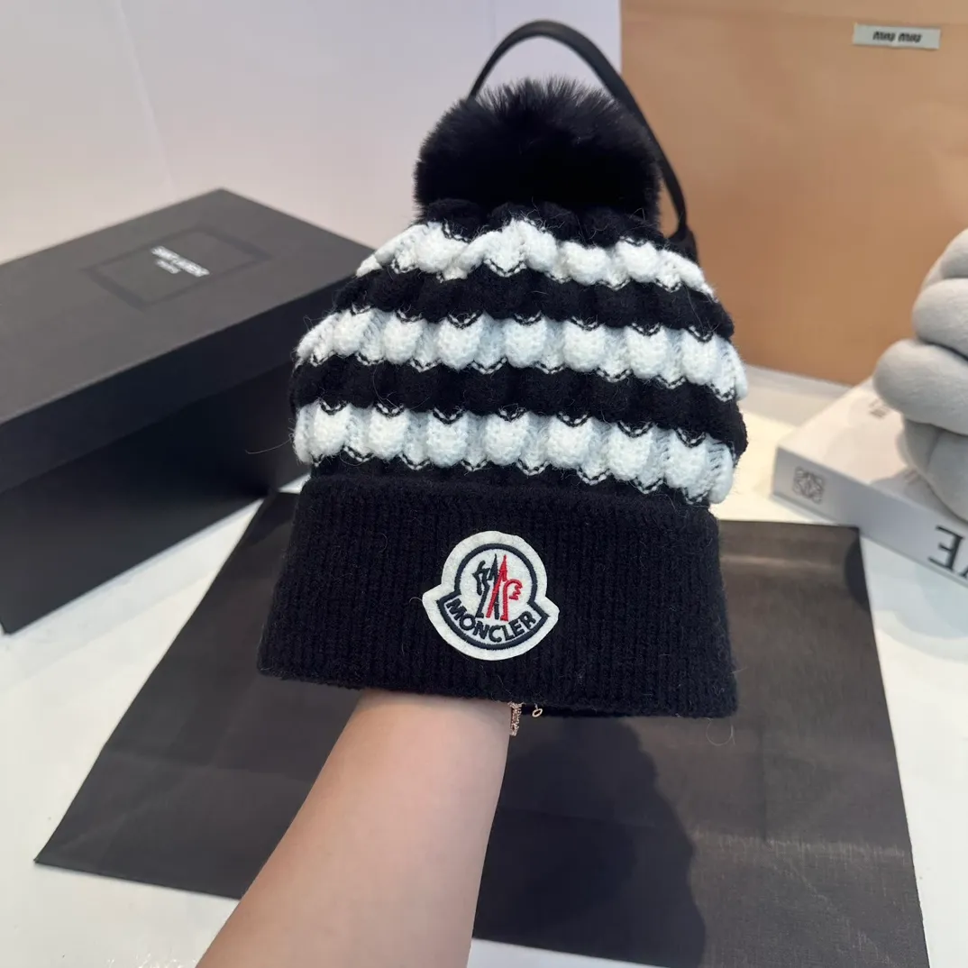 P60 moncler hooded twist warm beanie, sweet and cool style get! Reduce your age and make your face look smaller. I’d like to share it with everyone. The four colors all match well. The breasts are milky.