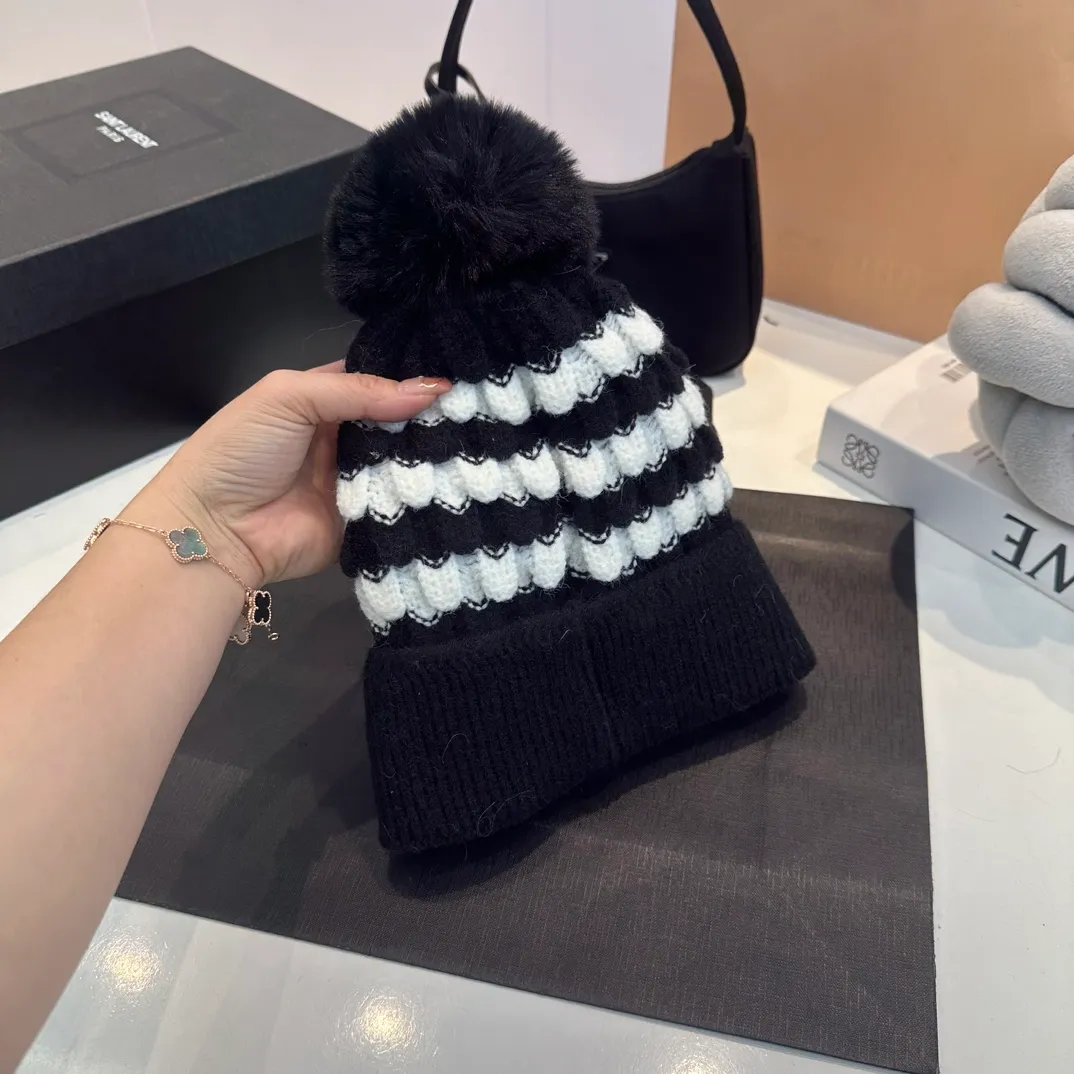 P60 moncler hooded twist warm beanie, sweet and cool style get! Reduce your age and make your face look smaller. I’d like to share it with everyone. The four colors all match well. The breasts are milky.