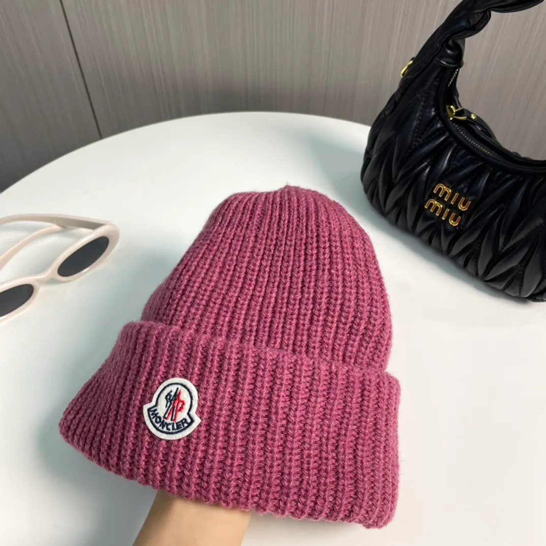 P50 Moncler Moncler 2024 early autumn and winter classic knitted hat, original replica. Very soft and skin-friendly, very elastic 💓 Textured and very versatile style ~ Warm cashmere woolen hat, one size fits all and elastic ~ Unisex, can be worn by any head size. Super quality, highly recommended