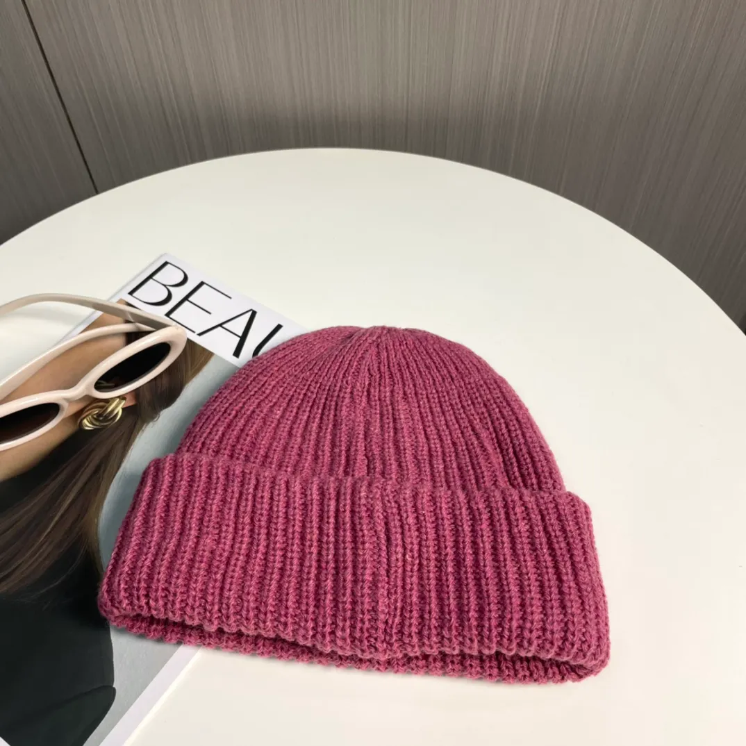 P50 Moncler Moncler 2024 early autumn and winter classic knitted hat, original replica. Very soft and skin-friendly, very elastic 💓 Textured and very versatile style ~ Warm cashmere woolen hat, one size fits all and elastic ~ Unisex, can be worn by any head size. Super quality, highly recommended