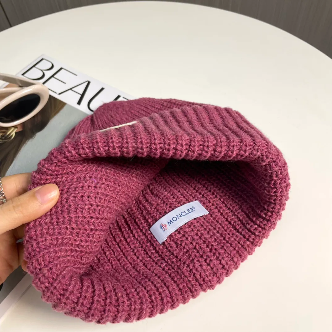 P50 Moncler Moncler 2024 early autumn and winter classic knitted hat, original replica. Very soft and skin-friendly, very elastic 💓 Textured and very versatile style ~ Warm cashmere woolen hat, one size fits all and elastic ~ Unisex, can be worn by any head size. Super quality, highly recommended
