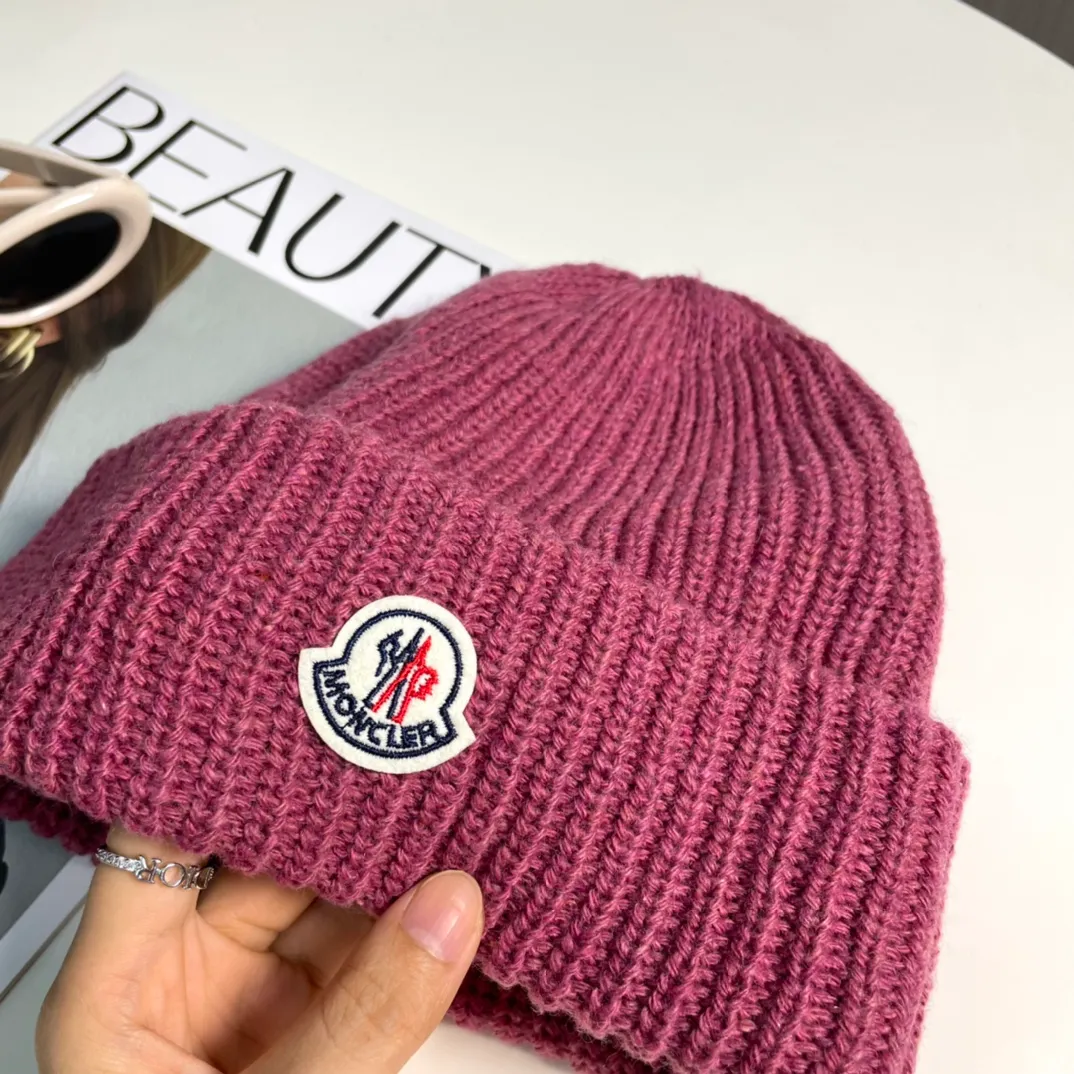 P50 Moncler Moncler 2024 early autumn and winter classic knitted hat, original replica. Very soft and skin-friendly, very elastic 💓 Textured and very versatile style ~ Warm cashmere woolen hat, one size fits all and elastic ~ Unisex, can be worn by any head size. Super quality, highly recommended