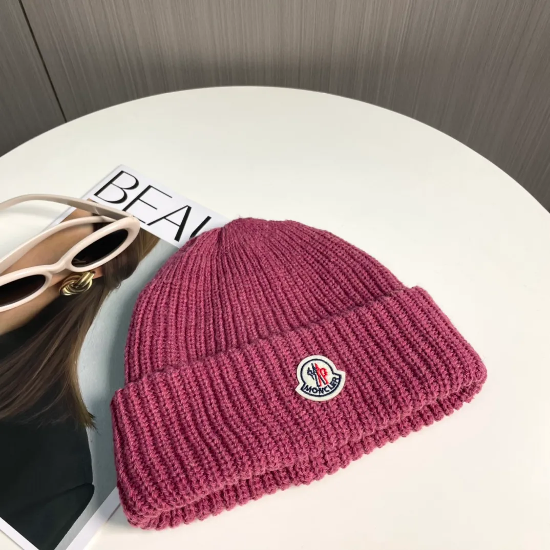 P50 Moncler Moncler 2024 early autumn and winter classic knitted hat, original replica. Very soft and skin-friendly, very elastic 💓 Textured and very versatile style ~ Warm cashmere woolen hat, one size fits all and elastic ~ Unisex, can be worn by any head size. Super quality, highly recommended