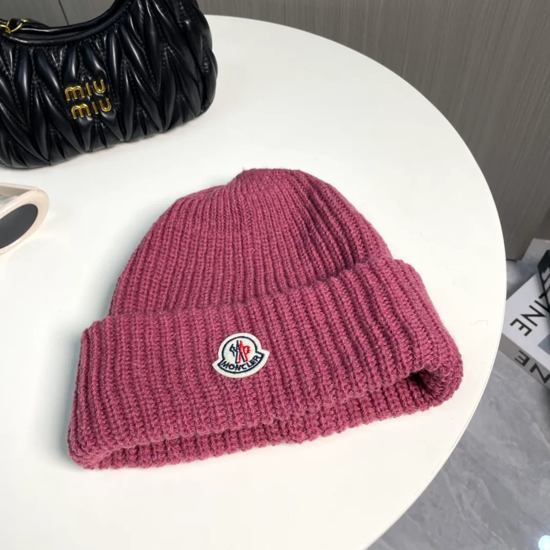 P50 Moncler Moncler 2024 early autumn and winter classic knitted hat, original replica. Very soft and skin-friendly, very elastic 💓 Textured and very versatile style ~ Warm cashmere woolen hat, one size fits all and elastic ~ Unisex, can be worn by any head size. Super quality, highly recommended