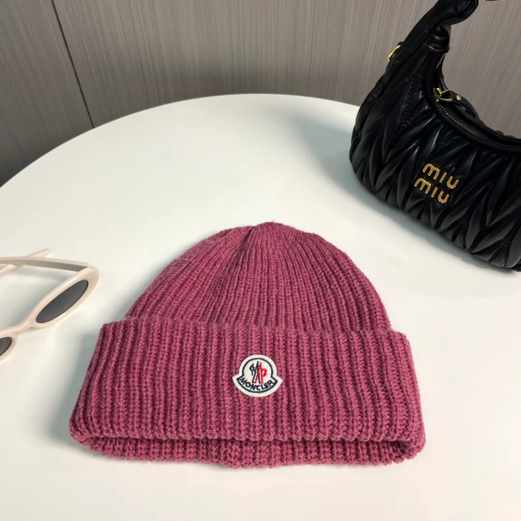 P50 Moncler Moncler 2024 early autumn and winter classic knitted hat, original replica. Very soft and skin-friendly, very elastic 💓 Textured and very versatile style ~ Warm cashmere woolen hat, one size fits all and elastic ~ Unisex, can be worn by any head size. Super quality, highly recommended