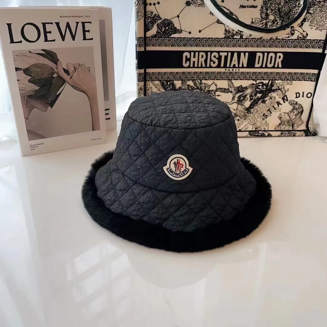 Special batch of 70 Moncler menstrual autumn and winter women's down cotton warm fisherman's hats. Light, warm and comfortable winter fisherman's hats. Diamond-shaped embroidered thread quilted, windproof and cold-proof. Also suitable for babies with large head circumferences.
