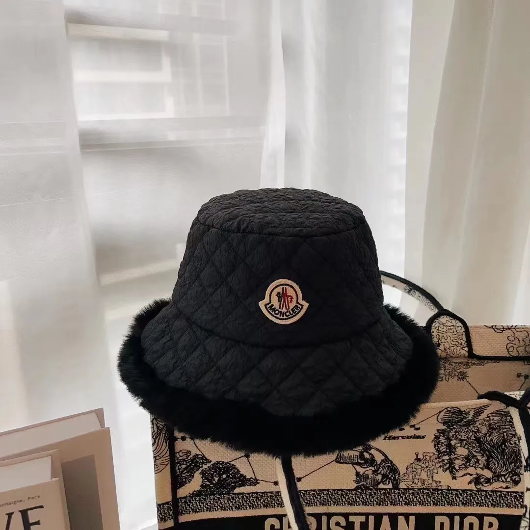 Special batch of 70 Moncler menstrual autumn and winter women's down cotton warm fisherman's hats. Light, warm and comfortable winter fisherman's hats. Diamond-shaped embroidered thread quilted, windproof and cold-proof. Also suitable for babies with large head circumferences.