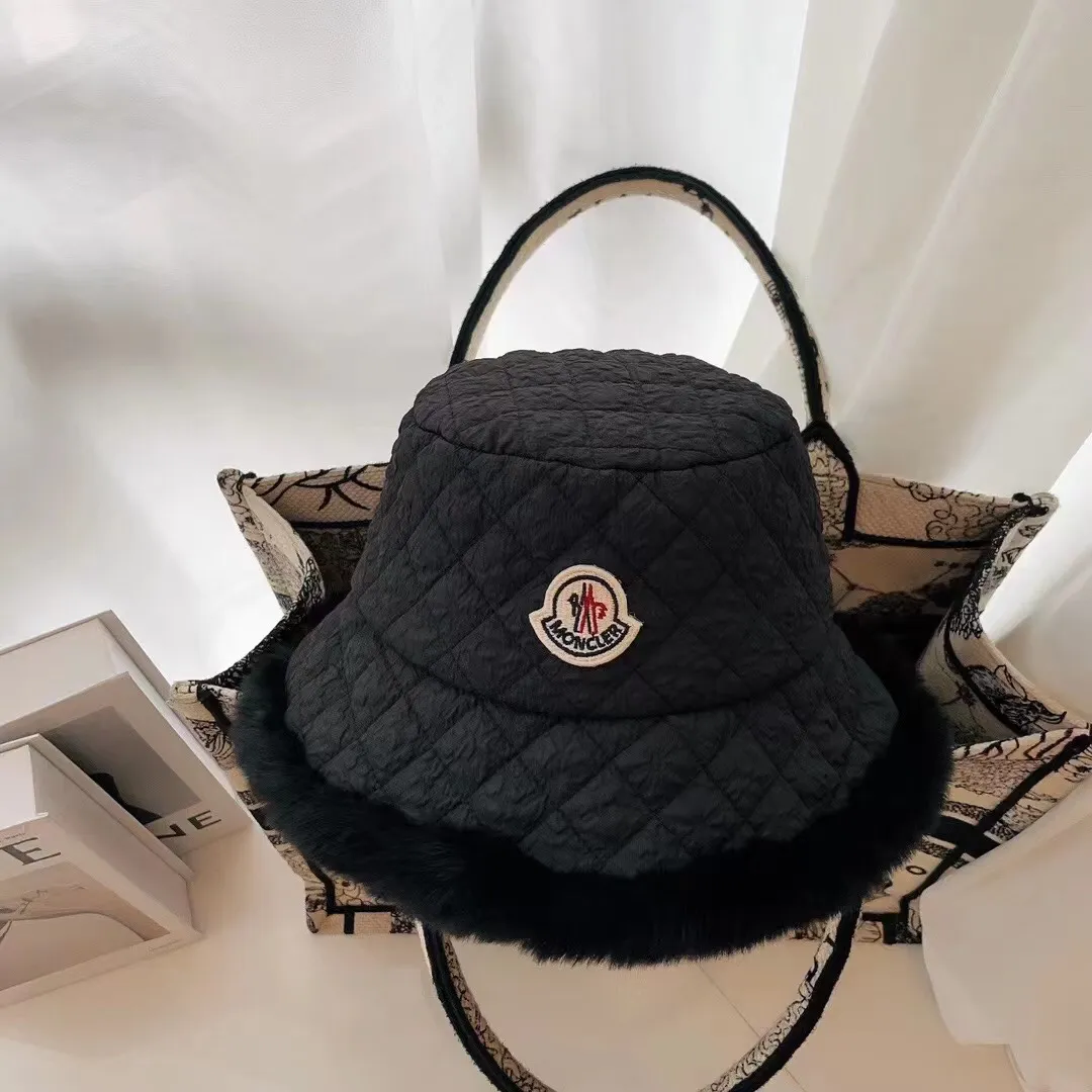 Special batch of 70 Moncler menstrual autumn and winter women's down cotton warm fisherman's hats. Light, warm and comfortable winter fisherman's hats. Diamond-shaped embroidered thread quilted, windproof and cold-proof. Also suitable for babies with large head circumferences.