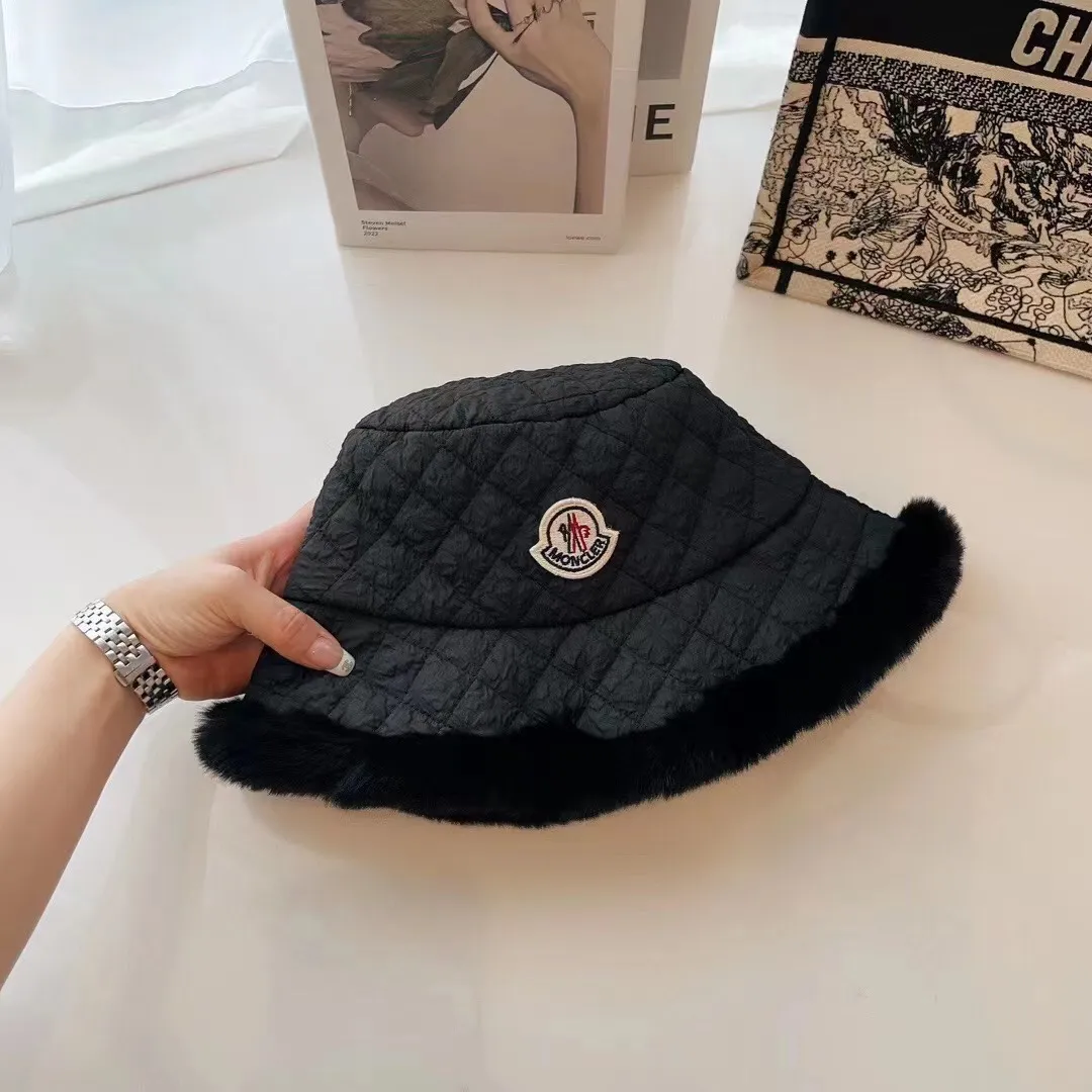 Special batch of 70 Moncler menstrual autumn and winter women's down cotton warm fisherman's hats. Light, warm and comfortable winter fisherman's hats. Diamond-shaped embroidered thread quilted, windproof and cold-proof. Also suitable for babies with large head circumferences.