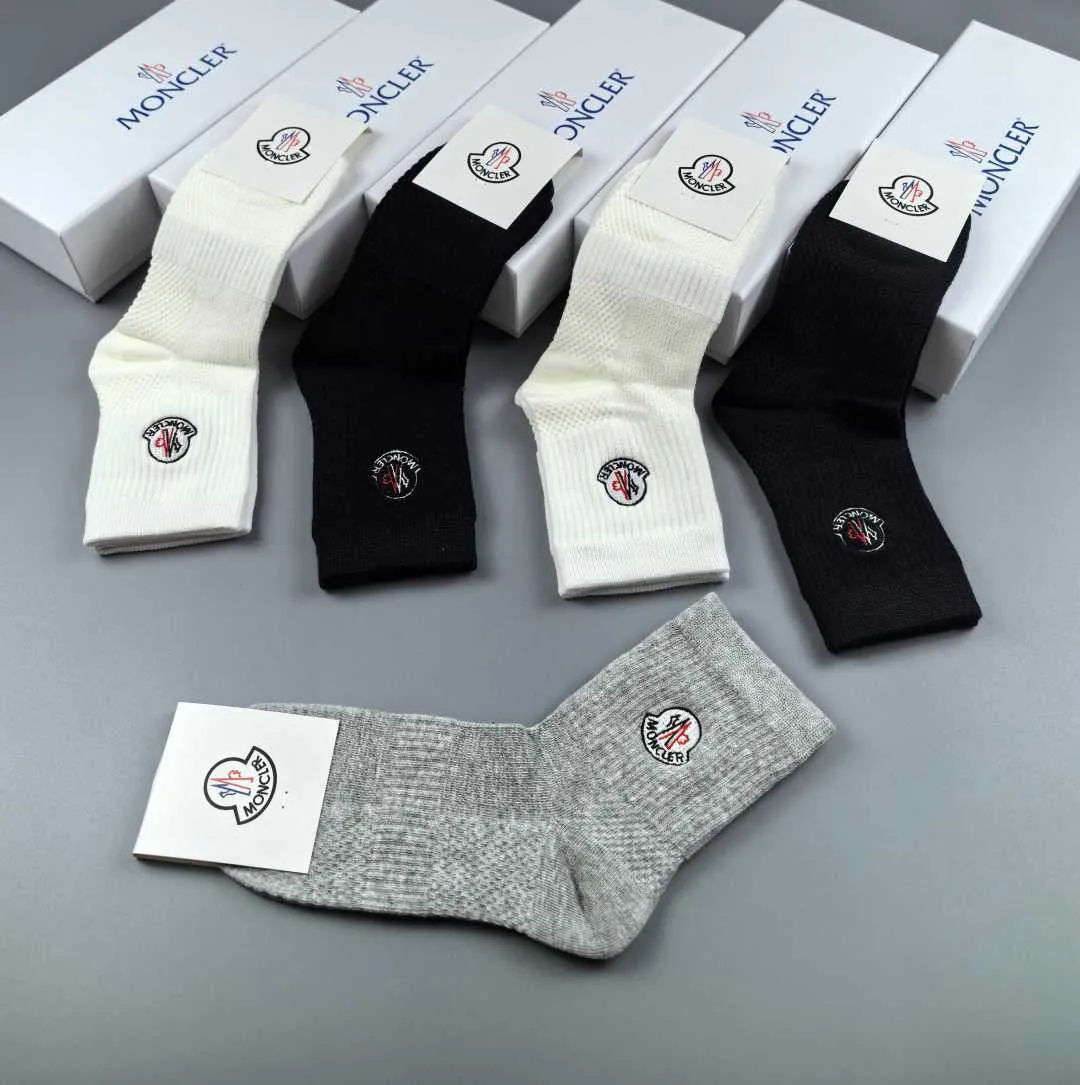 Special P90💛 Comes with counter packaging MONCLER’s latest mid-length embroidered socks! Five pairs in a box, synchronized tube socks at the counter, 💛 big brands are out, a must-have for fashionistas 🔥 super easy to match