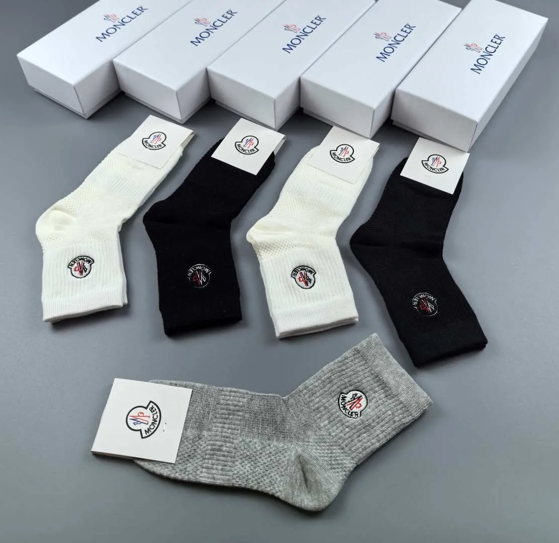 Special P90💛 Comes with counter packaging MONCLER’s latest mid-length embroidered socks! Five pairs in a box, synchronized tube socks at the counter, 💛 big brands are out, a must-have for fashionistas 🔥 super easy to match