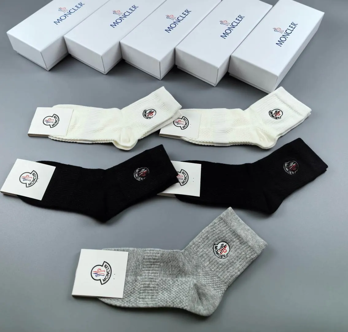 Special P90💛 Comes with counter packaging MONCLER’s latest mid-length embroidered socks! Five pairs in a box, synchronized tube socks at the counter, 💛 big brands are out, a must-have for fashionistas 🔥 super easy to match