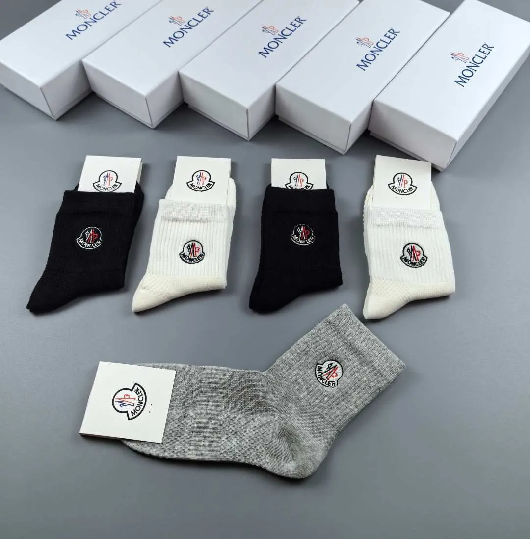 Special P90💛 Comes with counter packaging MONCLER’s latest mid-length embroidered socks! Five pairs in a box, synchronized tube socks at the counter, 💛 big brands are out, a must-have for fashionistas 🔥 super easy to match