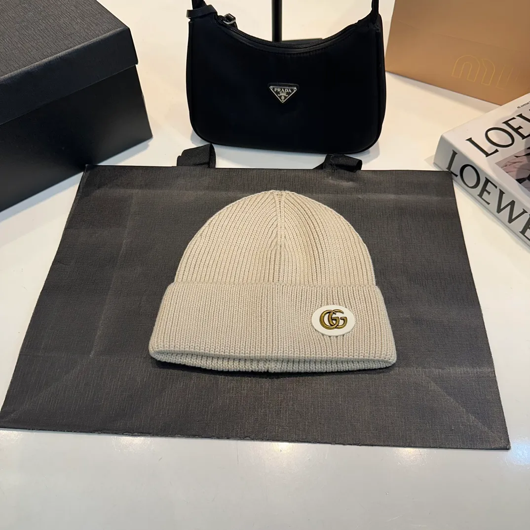 P56 GUCCI Autumn and Winter This series of soft accessories has elegant colors and cleverly incorporates collection elements. Crafted in camel, this hat is crafted from ribbed-knit wool and cashmere-blend. The oval Double G leather patch adds a subtle logo connotation to the entire design. Genuinely textured knit wool and cashmere blend Gold-tone hardware Oval Double G leather patch