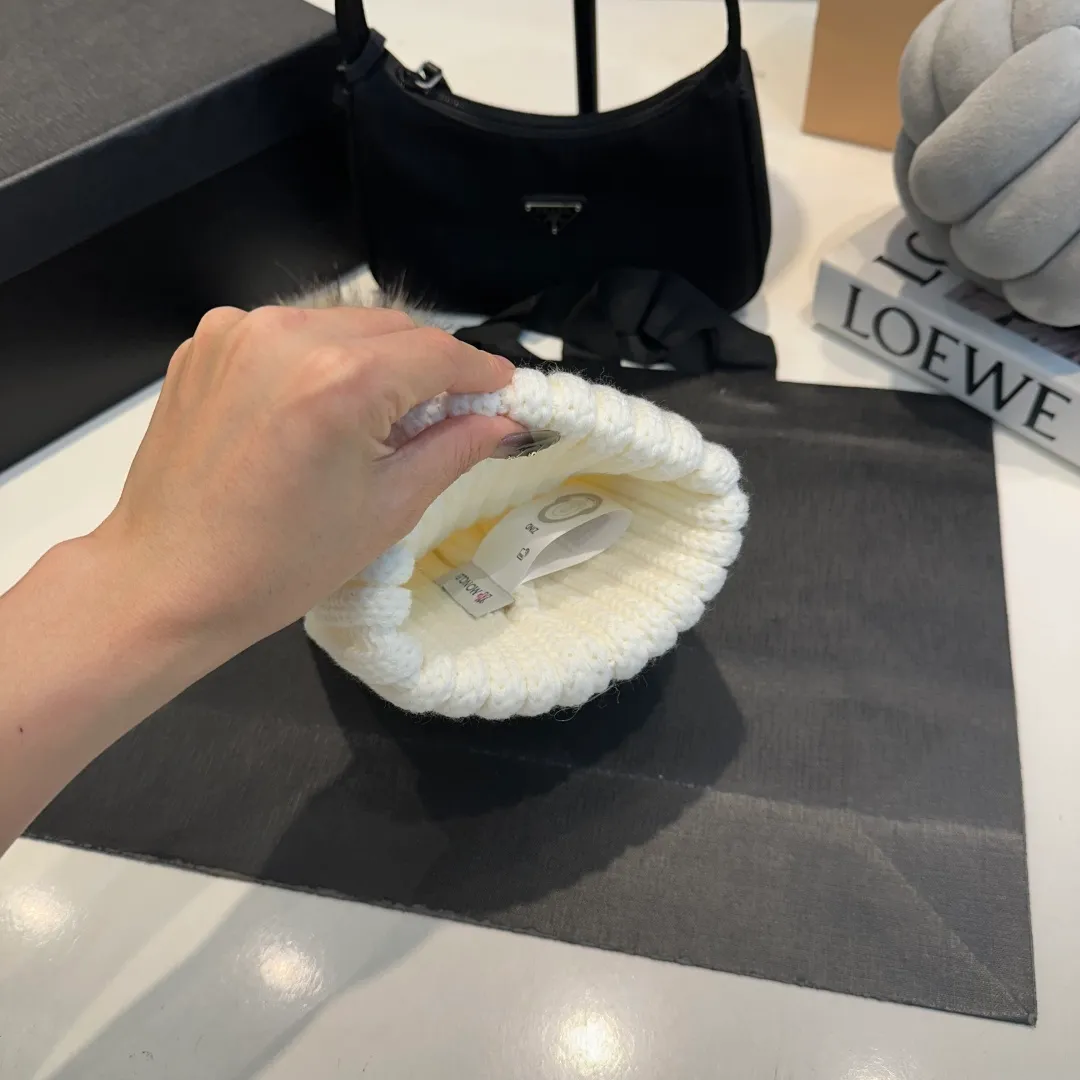 P50 high version Moncler Moncler 💥 Official website classic knitted hat, replica of the original. Very soft and skin-friendly, very elastic 💓 Textured and very versatile style ~ Warm cashmere woolen hat, one size fits all and elastic ~ Unisex, can be worn by any head size. Super quality, highly recommended