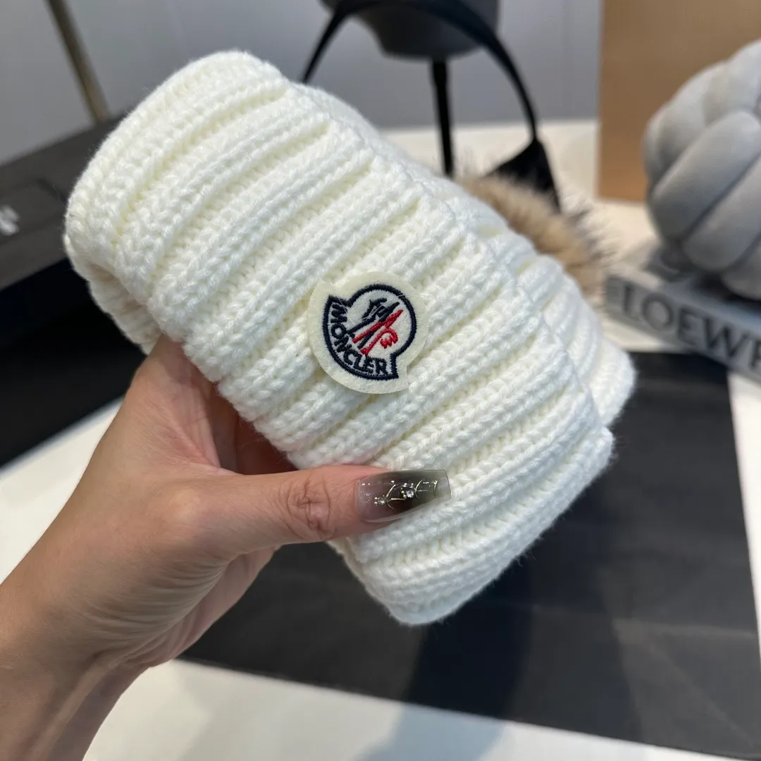 P50 high version Moncler Moncler 💥 Official website classic knitted hat, replica of the original. Very soft and skin-friendly, very elastic 💓 Textured and very versatile style ~ Warm cashmere woolen hat, one size fits all and elastic ~ Unisex, can be worn by any head size. Super quality, highly recommended