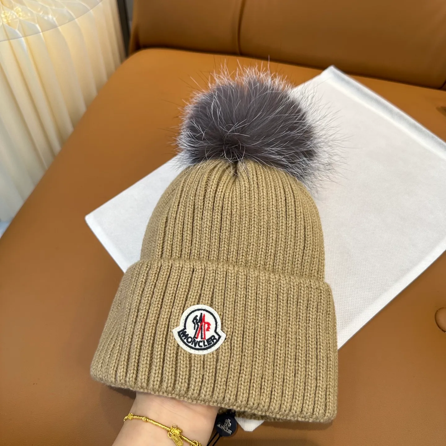 P100 with dust bag, high version Moncler Moncler 💥Official website classic knitted hat, replica of the original. Very soft and skin-friendly, very elastic 💓 Textured and very versatile style ~ Warm cashmere woolen hat, one size fits all and elastic ~ Unisex, can be worn by any head size. Super quality, highly recommended