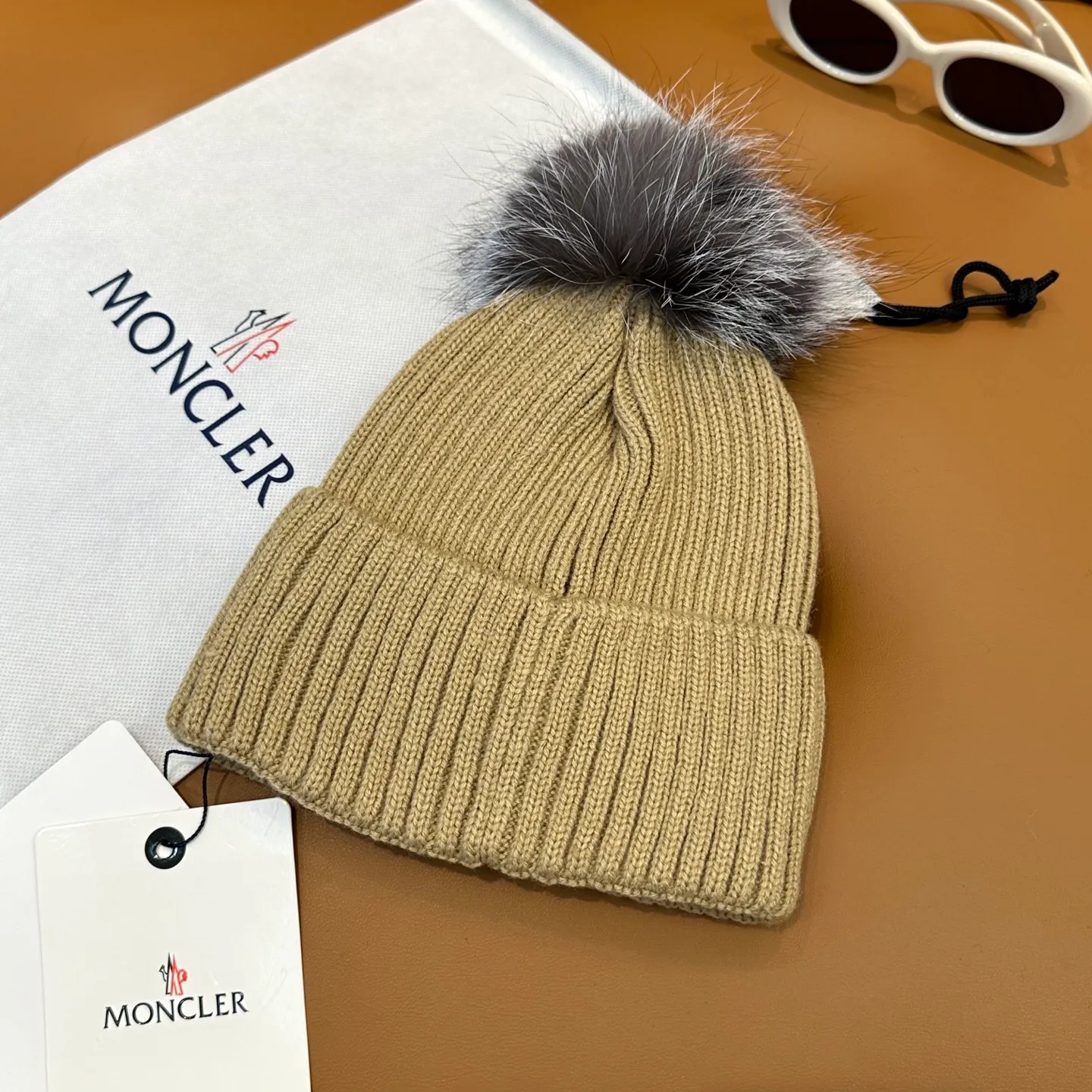 P100 with dust bag, high version Moncler Moncler 💥Official website classic knitted hat, replica of the original. Very soft and skin-friendly, very elastic 💓 Textured and very versatile style ~ Warm cashmere woolen hat, one size fits all and elastic ~ Unisex, can be worn by any head size. Super quality, highly recommended