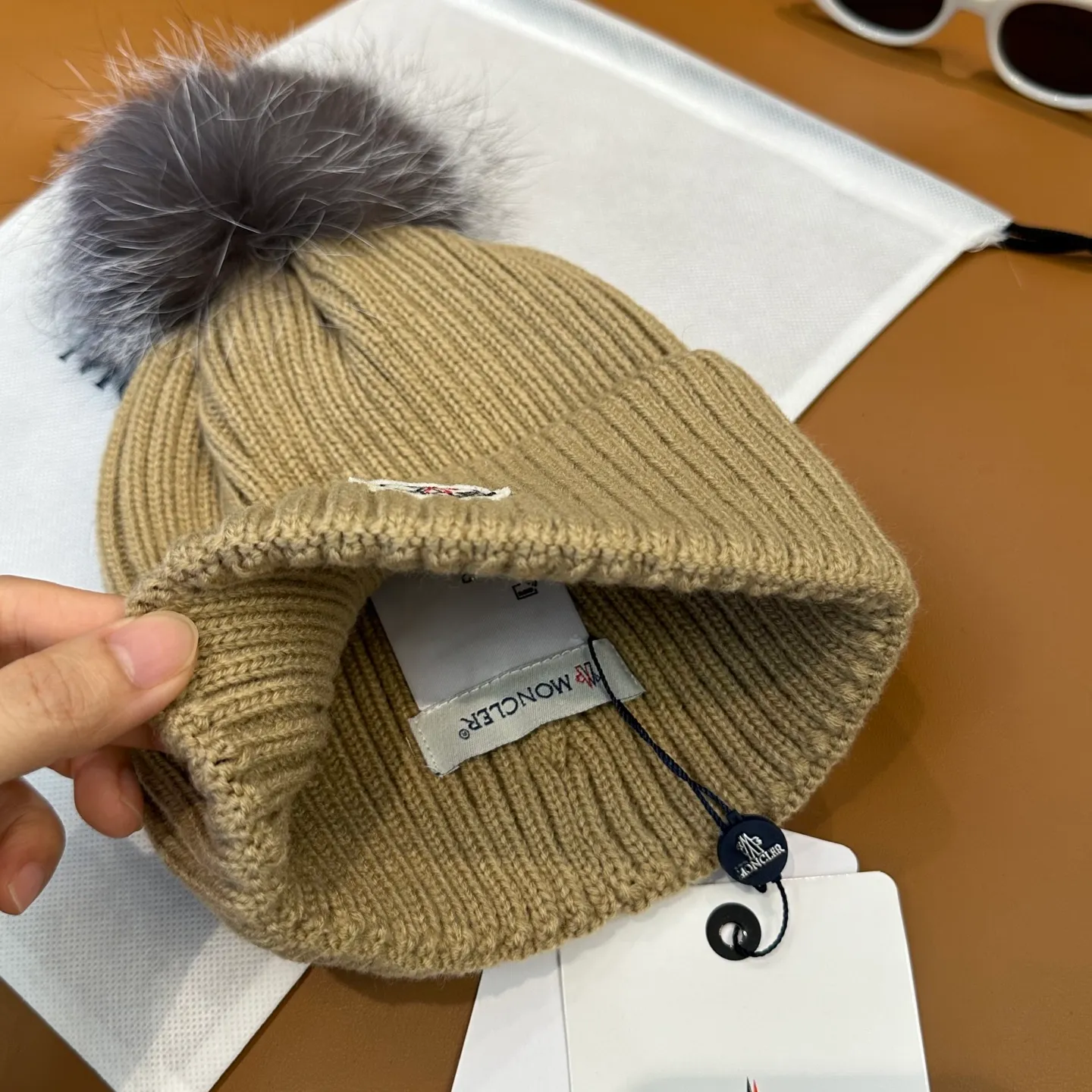 P100 with dust bag, high version Moncler Moncler 💥Official website classic knitted hat, replica of the original. Very soft and skin-friendly, very elastic 💓 Textured and very versatile style ~ Warm cashmere woolen hat, one size fits all and elastic ~ Unisex, can be worn by any head size. Super quality, highly recommended
