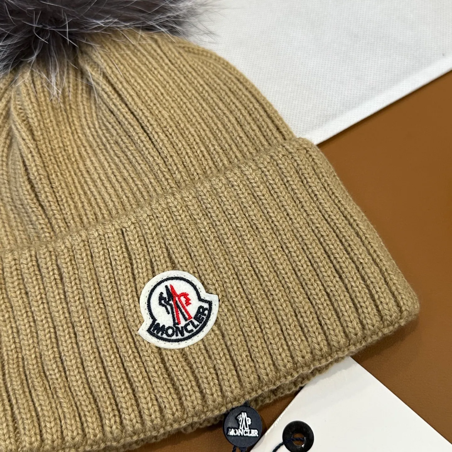 P100 with dust bag, high version Moncler Moncler 💥Official website classic knitted hat, replica of the original. Very soft and skin-friendly, very elastic 💓 Textured and very versatile style ~ Warm cashmere woolen hat, one size fits all and elastic ~ Unisex, can be worn by any head size. Super quality, highly recommended