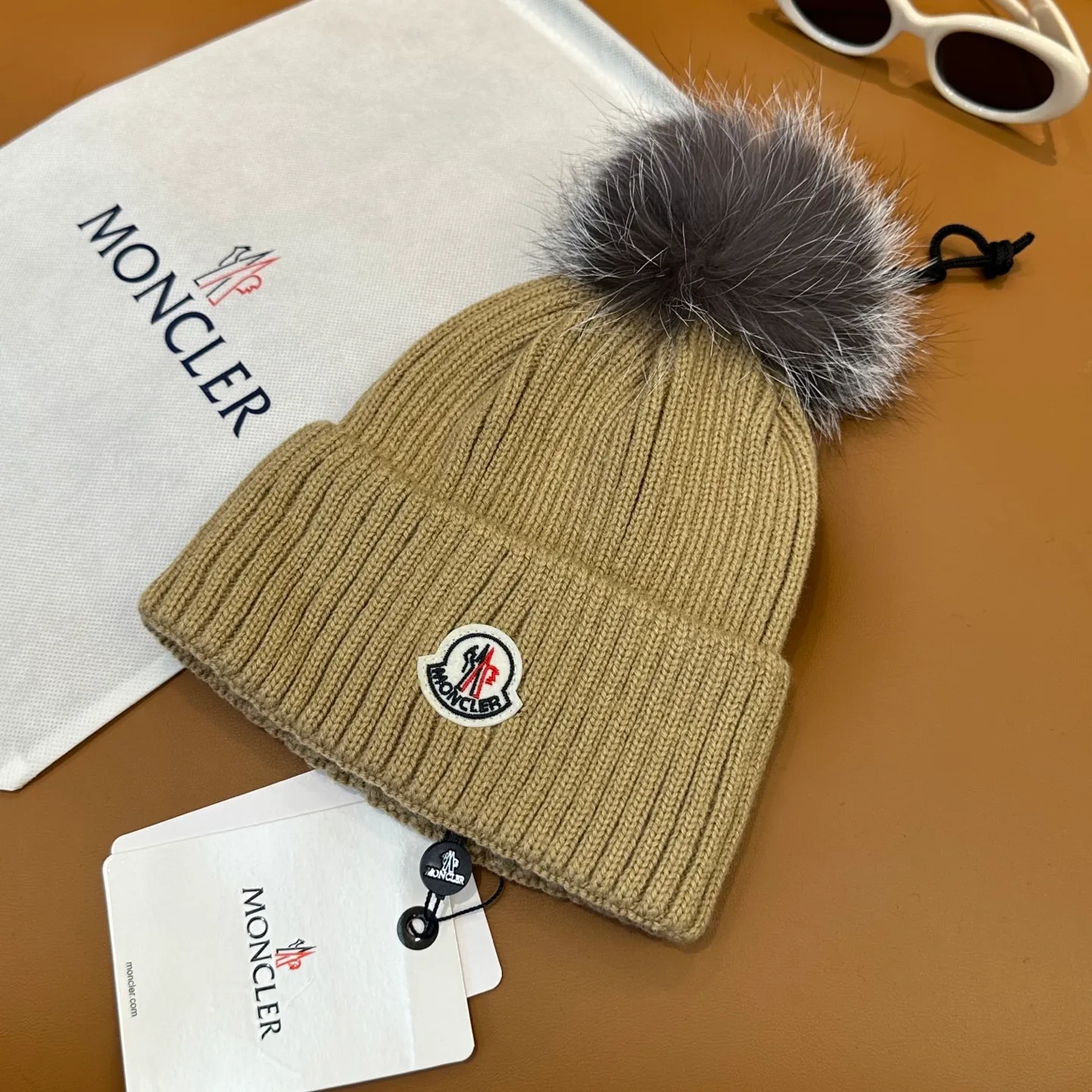 P100 with dust bag, high version Moncler Moncler 💥Official website classic knitted hat, replica of the original. Very soft and skin-friendly, very elastic 💓 Textured and very versatile style ~ Warm cashmere woolen hat, one size fits all and elastic ~ Unisex, can be worn by any head size. Super quality, highly recommended
