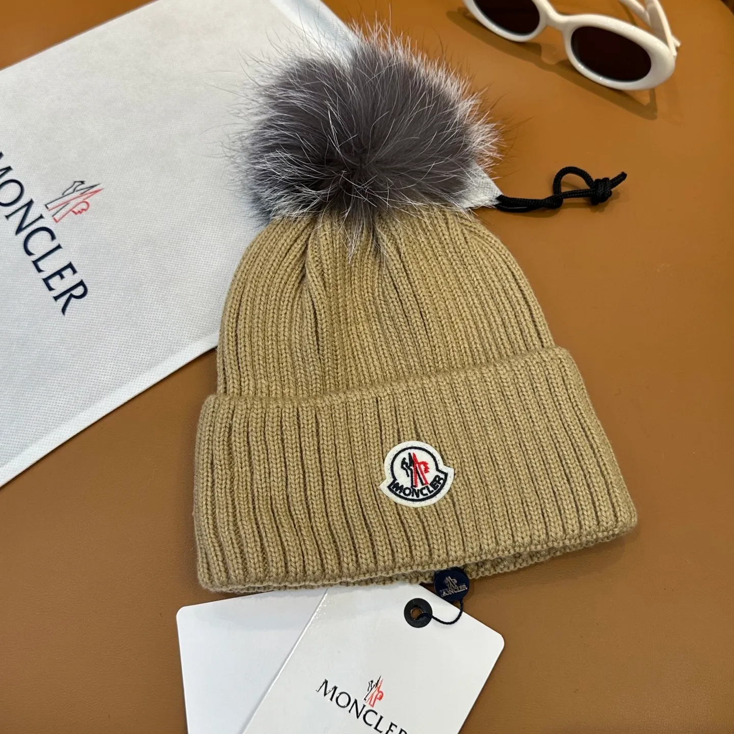 P100 with dust bag, high version Moncler Moncler 💥Official website classic knitted hat, replica of the original. Very soft and skin-friendly, very elastic 💓 Textured and very versatile style ~ Warm cashmere woolen hat, one size fits all and elastic ~ Unisex, can be worn by any head size. Super quality, highly recommended