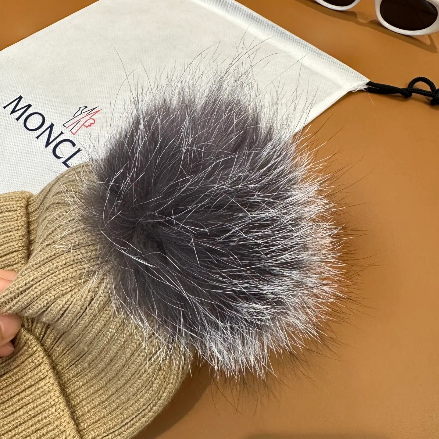 P100 with dust bag, high version Moncler Moncler 💥Official website classic knitted hat, replica of the original. Very soft and skin-friendly, very elastic 💓 Textured and very versatile style ~ Warm cashmere woolen hat, one size fits all and elastic ~ Unisex, can be worn by any head size. Super quality, highly recommended