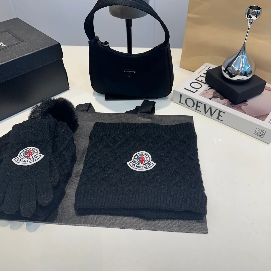 P160 Moncler muzzle suit 2025 autumn and winter style cuffed wool knitted beanie + scarf + gloves High quality customization! This must be my favorite of minimalism. It is clean, neat, fashionable and versatile, and will definitely not be picky about your face shape! A fashionable classic that lasts forever!