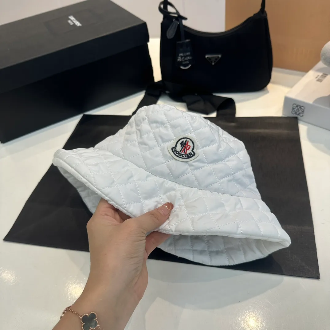 P70 Moncler Meng Mouth Women's Down Cotton Warm Fisherman Hat in Autumn and Winter. Lightweight, warm and comfortable winter fisherman hat. Diamond-shaped embroidered thread quilted, windproof and cold-proof. Also suitable for babies with big head circumferences.
