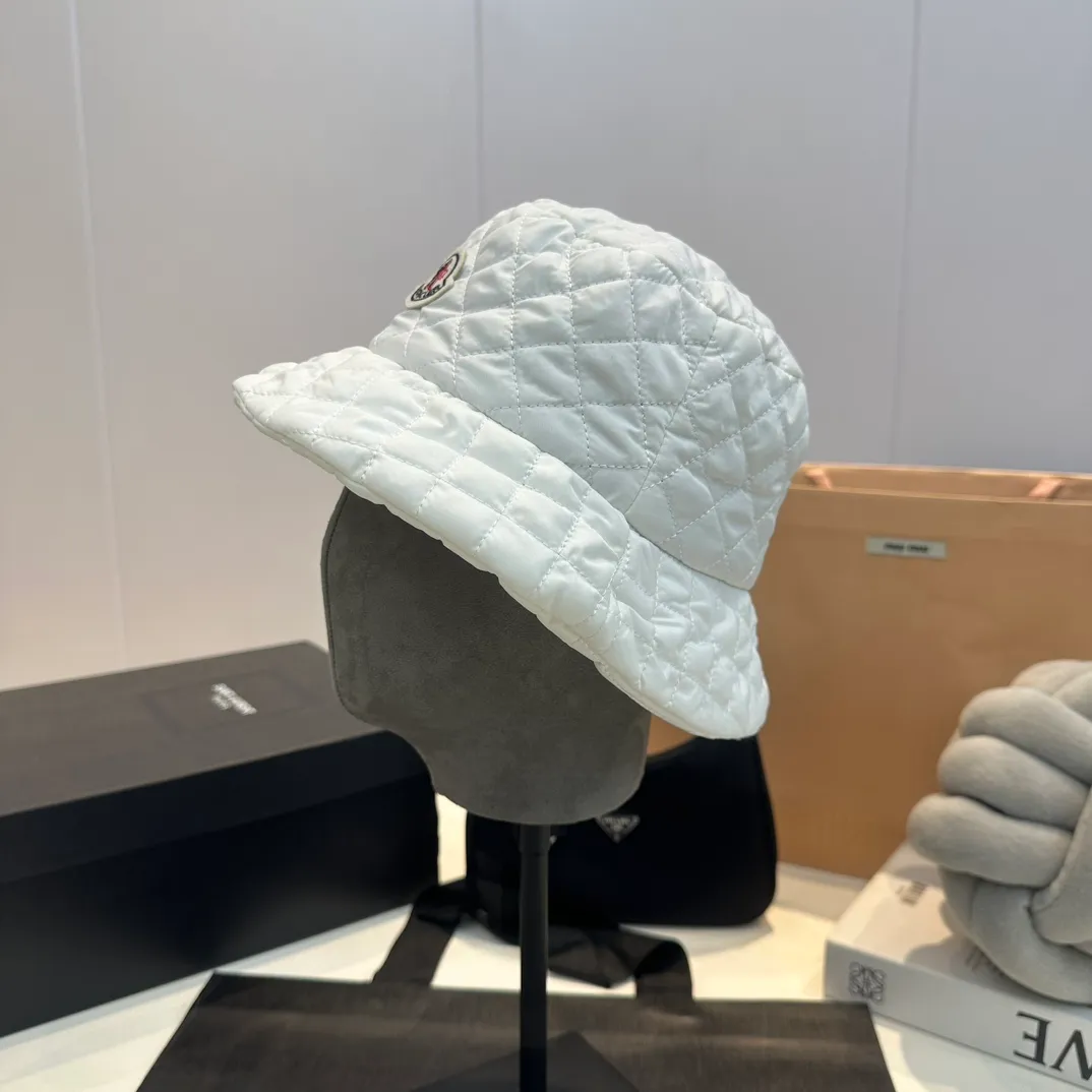 P70 Moncler Meng Mouth Women's Down Cotton Warm Fisherman Hat in Autumn and Winter. Lightweight, warm and comfortable winter fisherman hat. Diamond-shaped embroidered thread quilted, windproof and cold-proof. Also suitable for babies with big head circumferences.