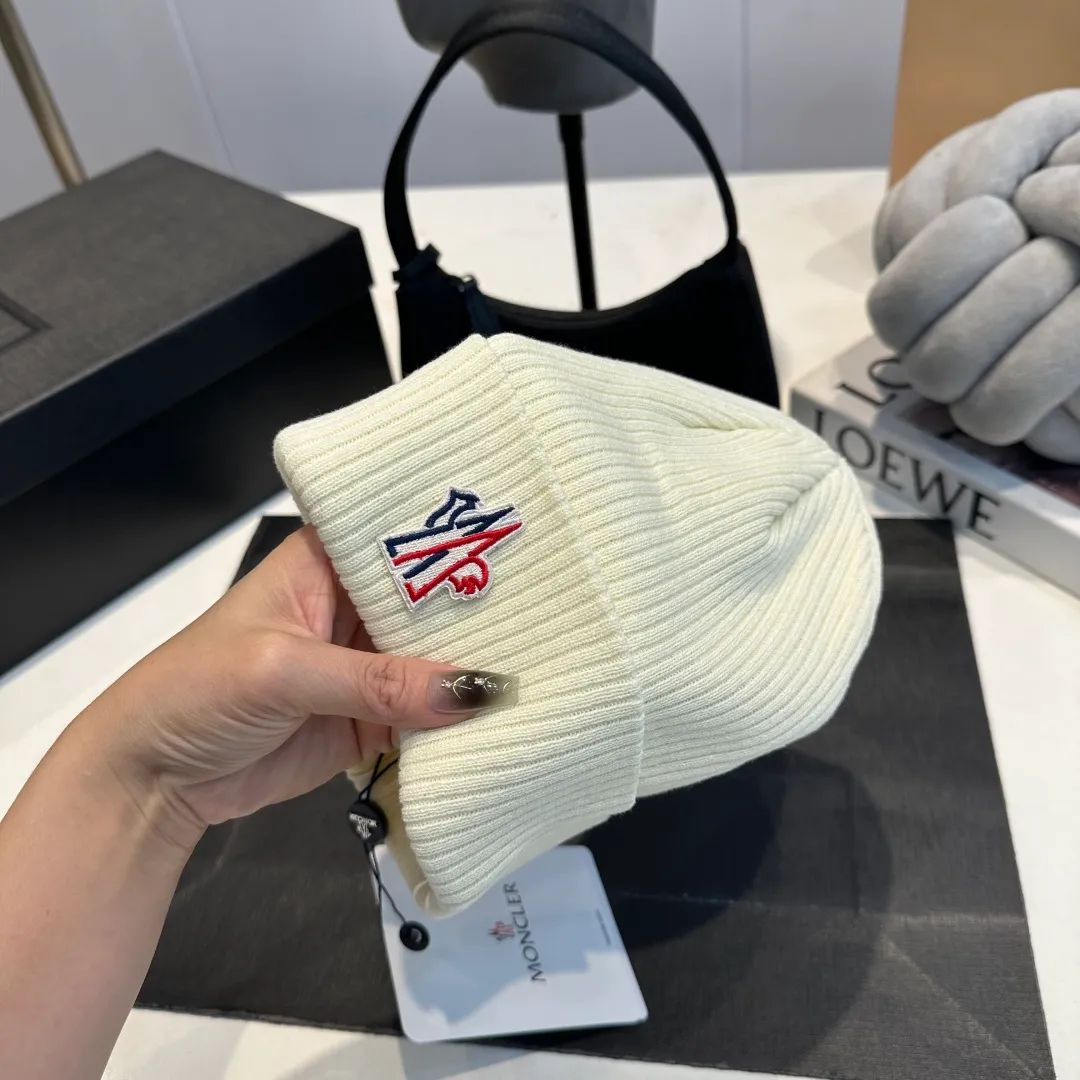 P50 MONCLER Mouth Mouth 🎩 Knitted Beanie, good quality, high-end, super soft! Super hot💖The texture is great and it’s great to match when out on the street! Fashion trends! A must-have item for autumn and winter, the same style for men and women is available now!