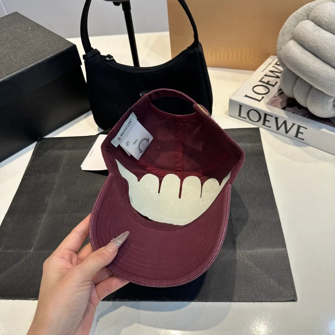 P56 MONCLER new baseball cap, a fashionable street item with a great style, a favorite among Internet celebrities and fashion bloggers! High quality, comfortable and breathable, concave shape looks good
