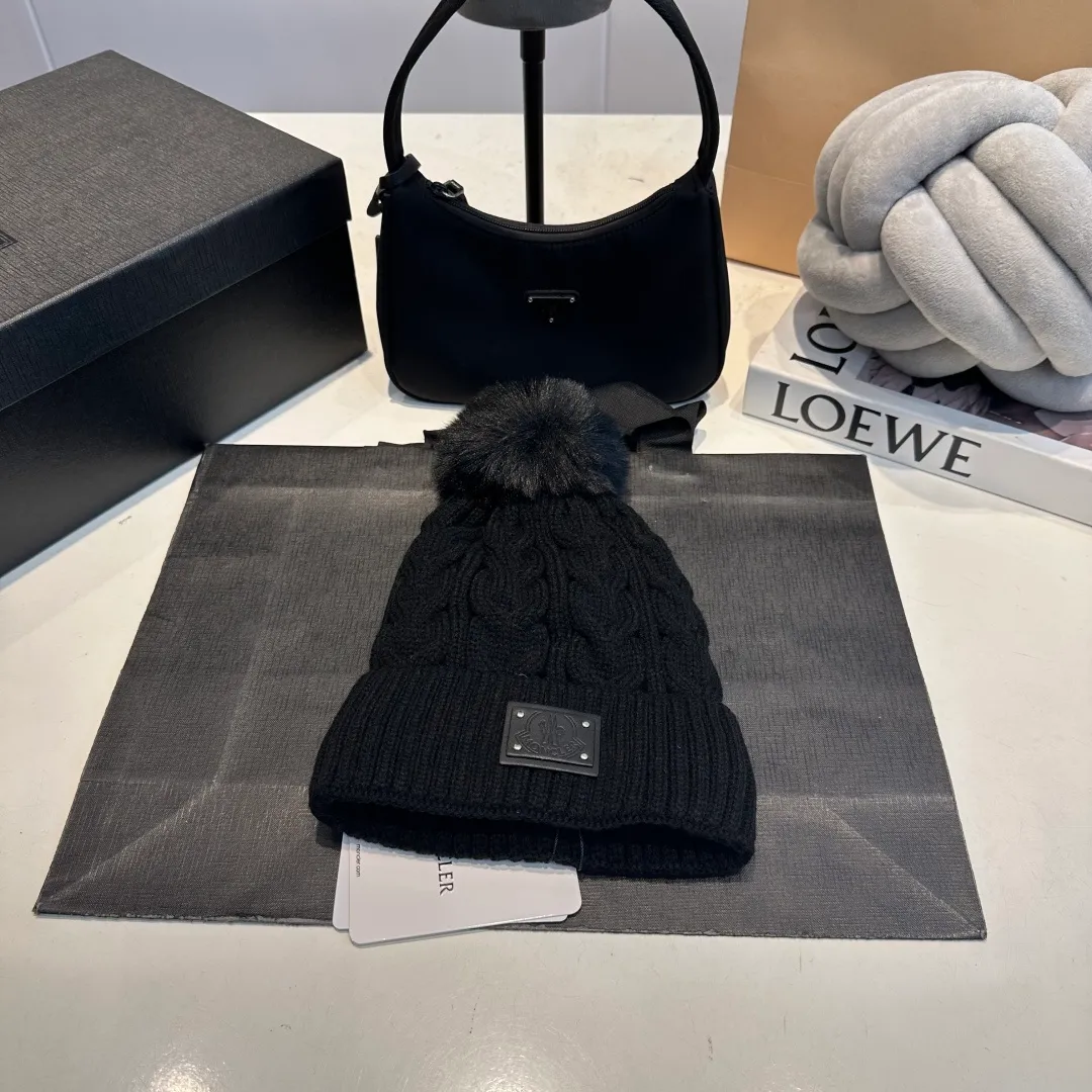 P70 Moncler hooded twist warm wool hat, sweet and cool style get! Reduce your age and make your face appear smaller. I’d like to share it with you all. The four colors match well and the breasts are so milky~
